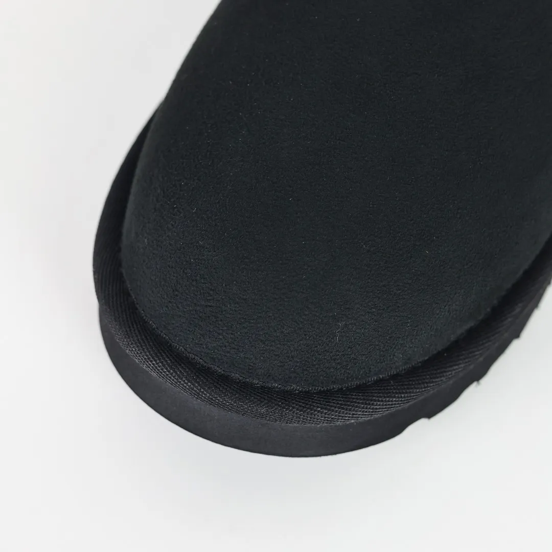 Pick up locally 💰600 Core recommended good price Cashmere insoles are a very suitable choice for keeping warm in winter and at home. In the new year, uug launched a series of styles, which are partially geared towards the preferences of young consumers and have also moved to the forefront of fashion trends. Shoe body material Water-repellent coated suede upper 17mm UGGPURE™ implanted wool insole Lightweight non-slip comfortable rubber outsole With brand LOGO Trademark Comes with a full set of packaging Size: 35 36 37 38 39 40